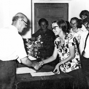 pokaż obrazek - Zakończenie roku szkolnego w Pałacu Suchodolskich 1964 r. Ówczesny Kierownik Szkoły w Dorohusku Pan Kazimierz Bobryk wręczający świadectwo Pani Halinie  Szpetko, która udostępniła fotografię. Za Panią Haliną od prawej Pani Zofia Smolińska z domu Koniuszewska i Pani Ewa Czubkowska.