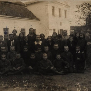 pokaż obrazek - Uczniowie Szkoły Podstawowej w Pałacu Suchodolskich w Dorohusku ok.1934 r. Zdjęcie z archiwum prywatnego Pana Jana Papacza.