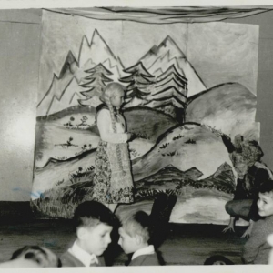 pokaż obrazek -  Podczas choinki teatrzyk szkolny Orzeszek wystawił sztukę M. Kownackiej p.t. O Kasi co gaski zgubiła- rok 1974