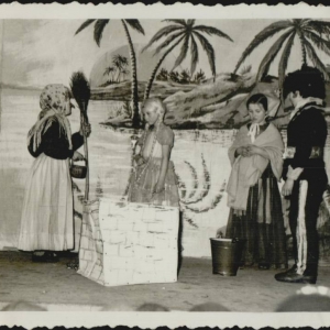 pokaż obrazek - Inscenizacja bajki Żołnierz i Królewna rok 1969