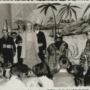 pokaż obrazek -  Inscenizacja bajki Żołnierz i Królewna rok 1969