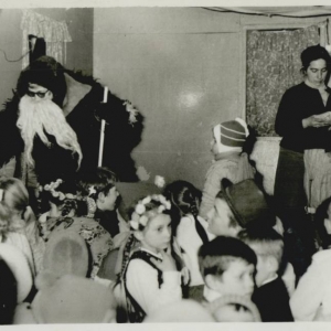 pokaż obrazek -  Podczas choinki teatrzyk szkolny Orzeszek wystawił sztukę M. Kownackiej p.t. O Kasi co gąski zgubiła rok 1974