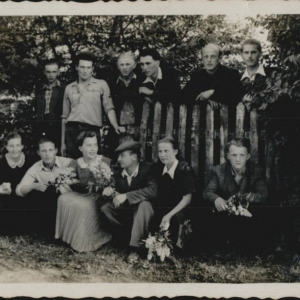 pokaż obrazek - Młodzież z Okop lata 50-te. Pierwsza od lewej Niemczuk Zofia z domu Huk.