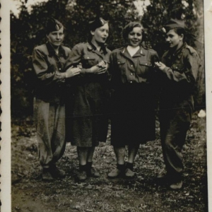 pokaż obrazek - Pierwsza od lewej Niemczuk Zofia z domu Huk, druga Rafalska Józefa z domu Derkacz, dziewczęta z Junackich Hufców Pracy z Gminy Dorohusk na wyjeździe do gospodarstw rolnych na Mazury w latach 1953-1954.