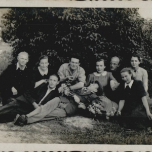 pokaż obrazek - Młodzież z Okop, lata 50-te. Druga od lewej Niemczuk Zofia z domu Huk, czwarta od lewej Józefa Rafalska z domu Derkacz - lata 1953-1954