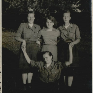 pokaż obrazek - Dziewczęta z Junackich Hufców Pracy z Gminy Dorohusk na wyjeździe do gospodarstw rolnych na Mazury w latach 1953-1954. Pierwsza od lewej Niemczuk Zofia z domu Huk, trzecia od lewej Józefa Rafalska z domu Derkacz.