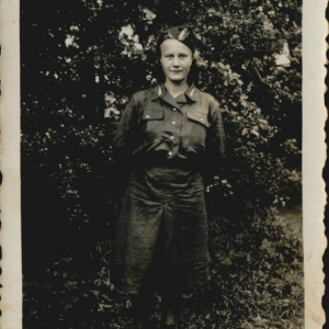 pokaż obrazek - Janina Józaczuk z Junackich Hufców Pracy - z Gminy Dorohusk na wyjeździe do gospodarstw rolnych na Mazury w latach 1953-1954.