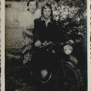 pokaż obrazek - Na motorze p. Dyczko z Józefą Rafalską z domu Derkacz.