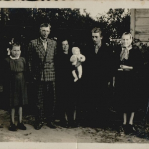 pokaż obrazek - Rodzina Niemczuków z wnuczką rok 1958