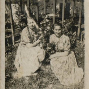 pokaż obrazek - Od prawej Dziechciaruk Kazimiera z siostrą.