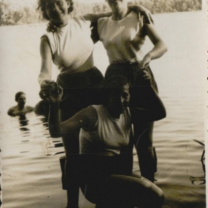 pokaż obrazek - Pierwsza od prawej Rafalska Józefa z domu Derkacz