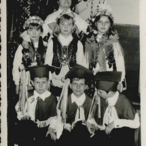 pokaż obrazek - Szkoła Podstawowa w Okopach rok 1974 w środku Krzyś Niemczuk