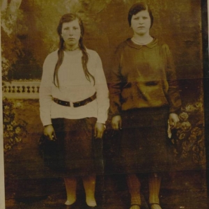 pokaż obrazek - Od prawej stoją Katarzyna Palec z domu Madeja z koleżanką Marią Prządkiewicz