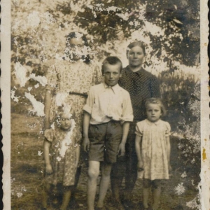 pokaż obrazek - Rodzina w sadzie