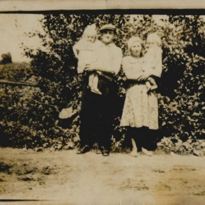 pokaż obrazek - Madeja Wincenty i Anna z domu Wierzchowska z córkami Haliną i Ireną rok około 1955