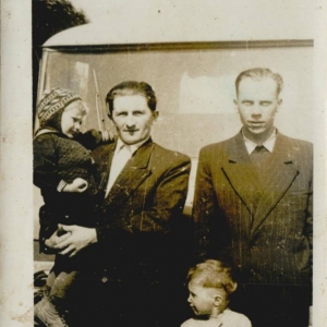 pokaż obrazek - Od lewej Wincenty Madeja z synem Józefem, następnie Stanisław Madeja z synem Kazimierzem pochodzący z Barbarówki