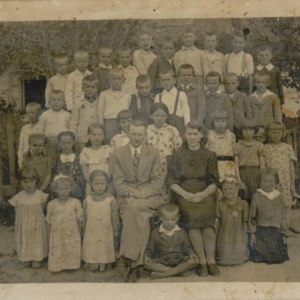 pokaż obrazek - Szkoła Podstawowa w Barbarówce około 1936 roku. Trzecia od prawej stoi Anna Wierzchowska.