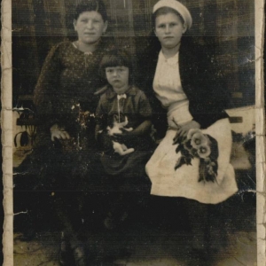 pokaż obrazek - Od lewej Katarzyna Palec z domu Madeja, dziecko siedzące na kolanach u Katarzyny to Irena Madeja obok siedzi Gienia Madeja pochodzące z Barbarówki