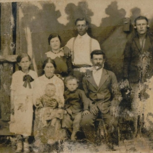 pokaż obrazek - Od prawej Jan Madeja, siedzi Józef Madeja ojciec Jana, następnie Syn Józefa Wicek, dalej Rozalia żona Józefa, na kolanach siedzi Sewery Palec wnuk Józefa i z boku stoi Gienia córka Józefa. stoją od lewej Katarzyna Palec