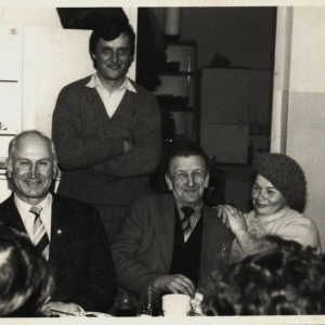 pokaż obrazek - Na zdjęciu stoi Antoni Tonderys, siedzą : druga od prawej Kazimiera Zielińska następnie Kołtuniuk Józef. Pierwszy od lewej siedzi Jan Sadowy Prezes Samopomocy Chłopskiej w Dorohusku- lata 80 -te.