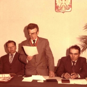 pokaż obrazek - Od lewej Pan Marian Wójcik-dyrektor Szkoły Podstawowej w Wólce Okopskiej. Od prawej Feliks Goleń z Wólki Okopskiej. Czyta Józef Kołtuniuk z Dorohuska.