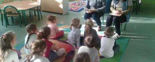 Czytanie w Szkole Podstawowej w Brzeźnie